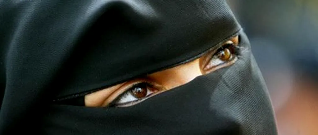 Sfidează toate regulile. Cum arată o tânără din America, primul supermodel cu văl islamic