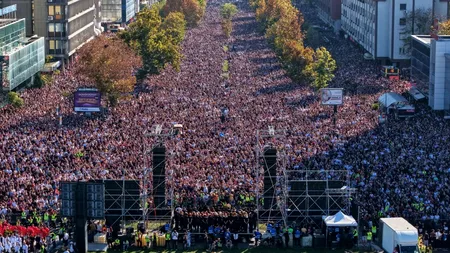 Serbia polarizată: Susținătorii lui Vucic protestează în tandem cu studenții care cer judecarea celor responsabili pentru tragedia de la Nova Sad