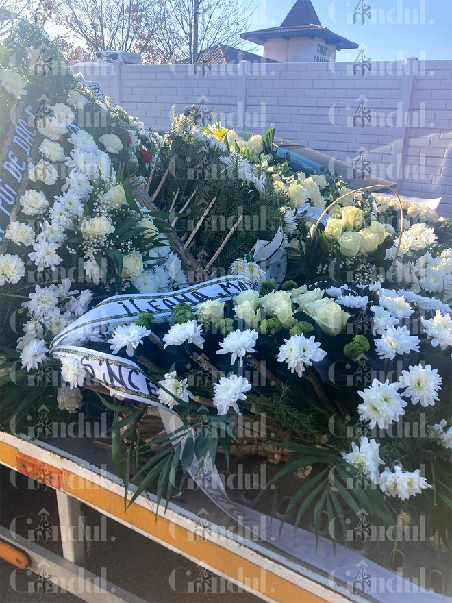 Zeci de coroane au fost aduse la cimitirul unde este înmormântat Victor, fiul lui Cornel Dinicu / Sursa foto: GÂNDUL