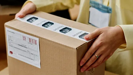Un nou tip de înșelătorie prin colete face victime. Ce este „brushingul” și cum te ferești