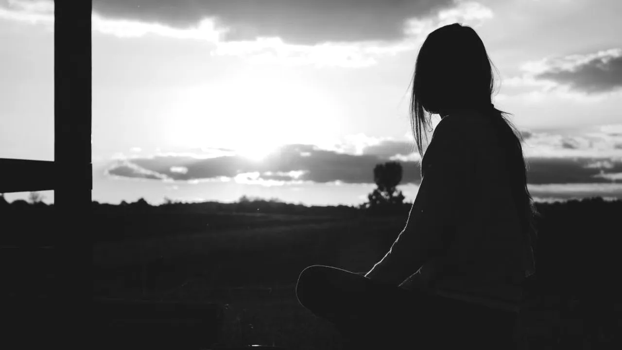 Tânără de 18 ani cu dizabilități, ademenită și violată de cinci bărbați și o fată, în Balș, județul Olt