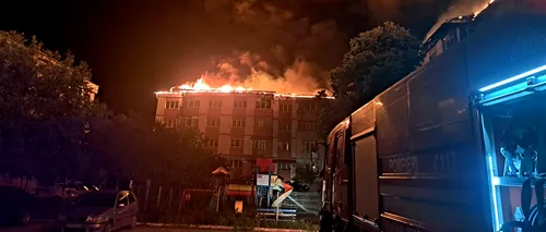 FOTO ȘI VIDEO| Bloc cuprins de flăcări și INTERVENȚIE în forță a pompierilor. Sute de persoane au fost evacuate în miez de noapte