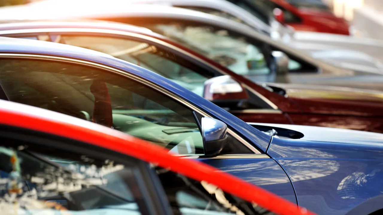 Un producător auto anunță că peste 115.000 de maşini sunt rechemate și retrase din cauza unor probleme la baterie și de design