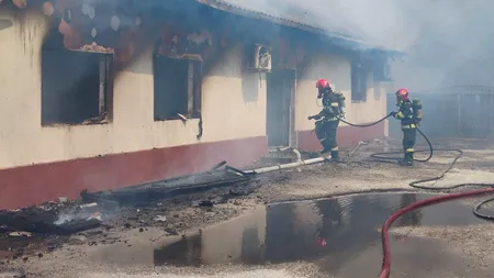 INCENDIU la Biserica Evanghelică din Țăndărei. Patru copii și trei adulți, evacuați dintr-o clădire alăturată