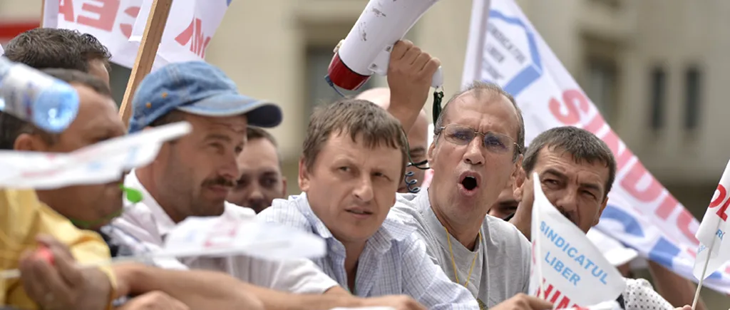 Peste 500 de salariați s-au adunat la Oltchim, așteptând revocarea conducerii sindicatului 