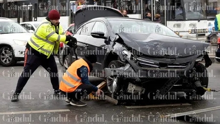 VIDEO | Accident rutier grav în București! O ambulanță ce transporta un pacient, lovită în plin de un bolid