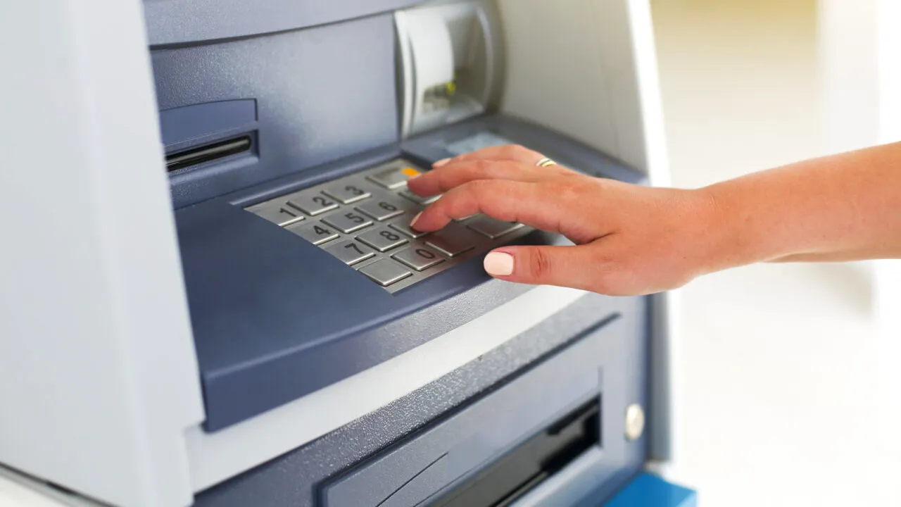 Nu cere niciodată chitanță la bancomat după ce ai retras bani: iată motivul important