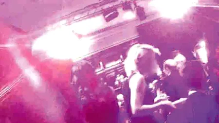 „Vreau să bei acel pahar, să-ți rupi chiloții și să dansezi pe masă