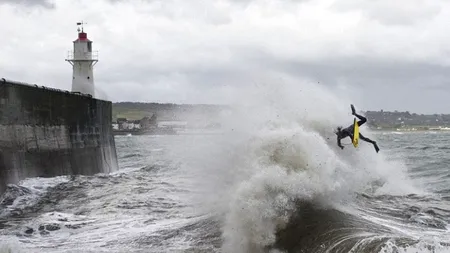 Imaginea inconștienței. Au făcut surfing în apropierea unui dig