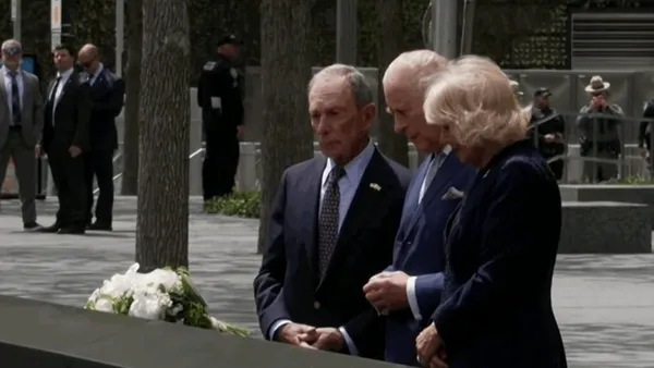 Regele Charles și regina Camilla au adus un omagiu victimelor atentatului din 11 septembrie. Ce mesaj a lăsat monarhul alături de buchetul de flori