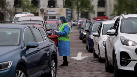 UPDATE | S-a deschis centrul de vaccinare drive-thru din Piața Constituției. Câte persoane au fost imunizate în prima zi (FOTO-VIDEO)