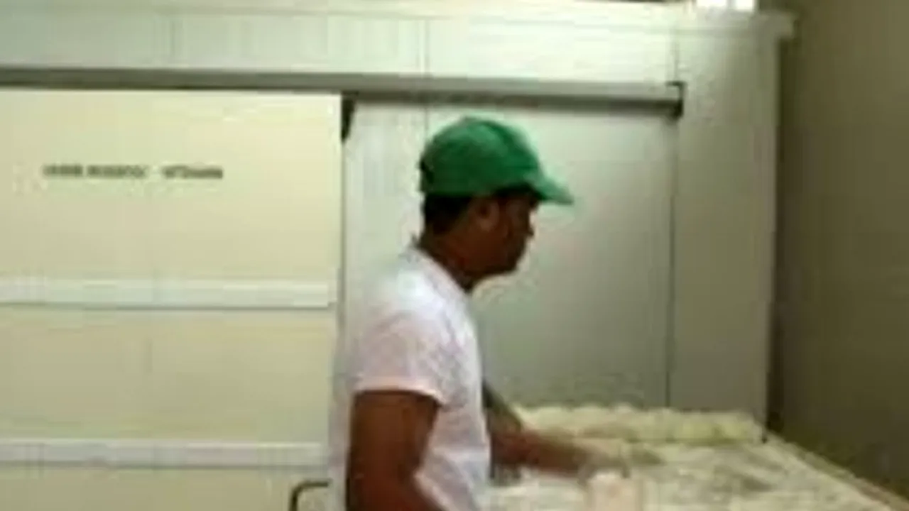 Revoltă la Ditrău: Localnicii, supărați că o brutărie a angajat doi emigranți din Sri Lanka: „Încercăm să-i liniștim pe oameni...