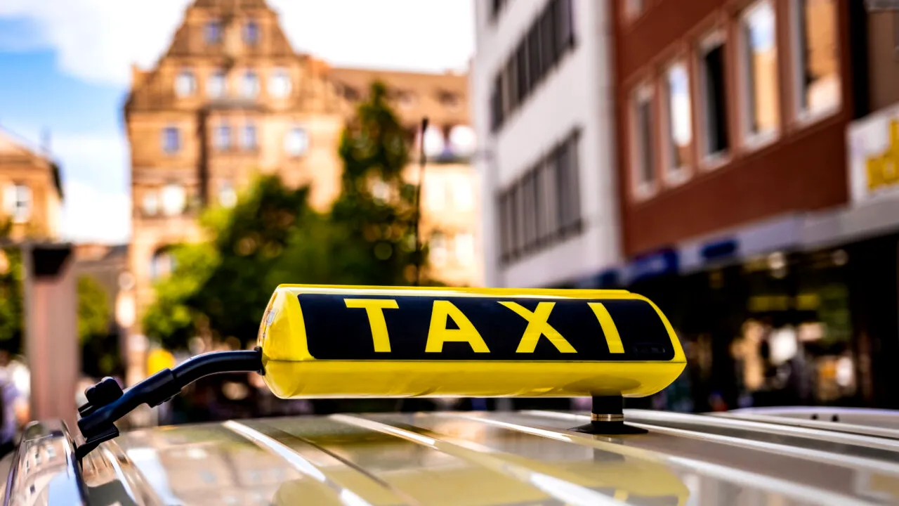 Un român din Austria, cu un venit stabil de 4.200 de euro, a mers cu taxiul fără să plătească până a ajuns la închisoare