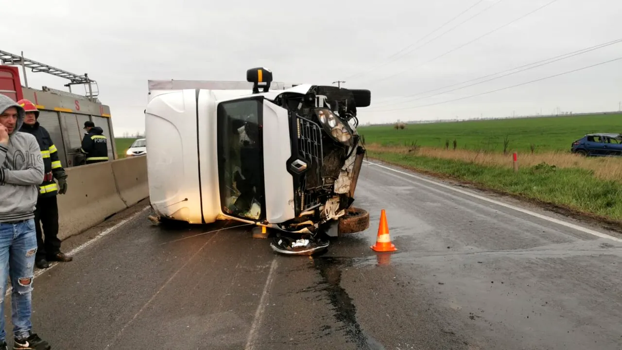 UPDATE: Accident rutier grav în Prahova. O camionetă s-a răsturnat pe DN1, după impactul cu un autoturism