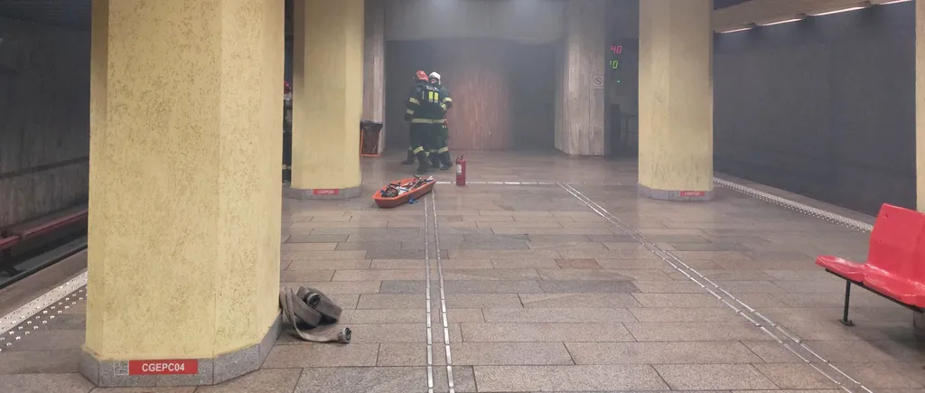 FOTO. Fum gros la stația de metrou Costin Georgian. Călătorii au fost evacuați / ISU: „Nu sunt victime. A ars izolația unui conductor electric”