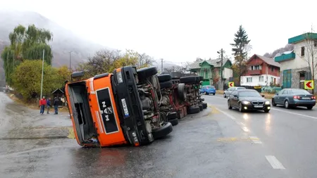 TRAFIC BLOCAT pe DN 7. Un tir încărcat cu materiale de construcții s-a răsturnat 