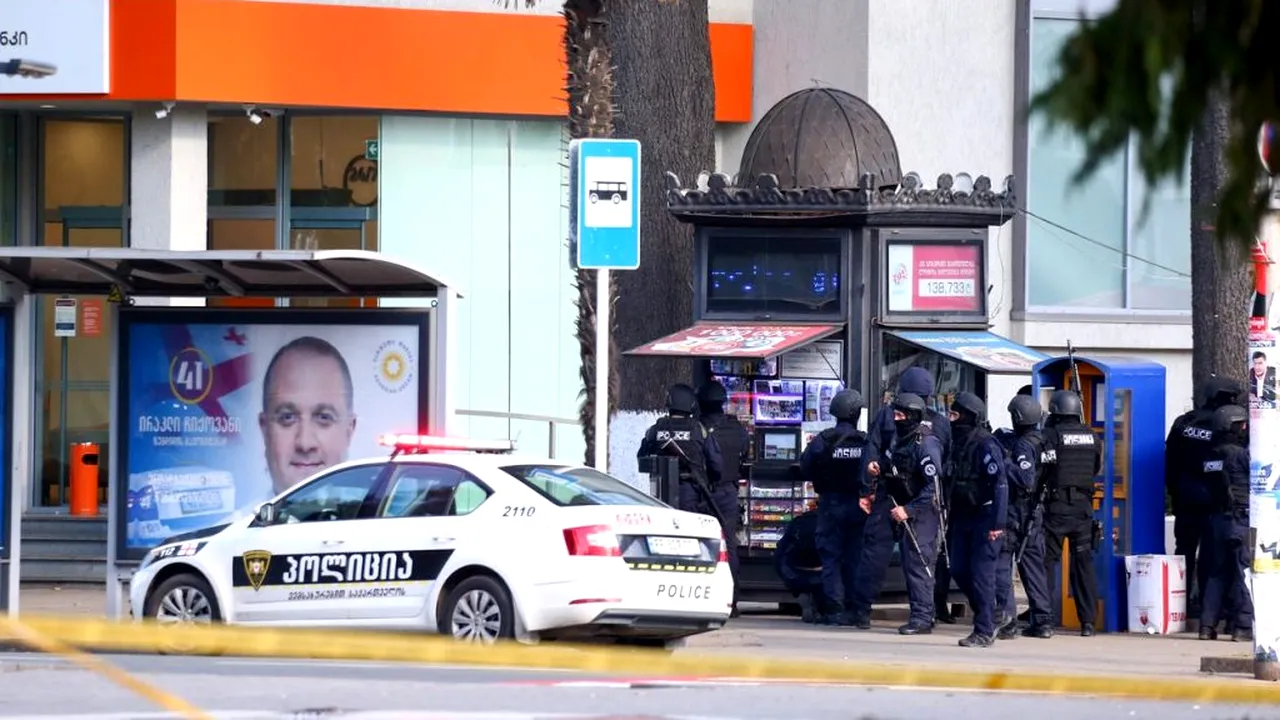 Luare de ostatici într-o bancă din Georgia / Cât cer atacatorii în schimbul eliberării