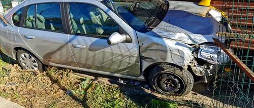Două mașini s-au ciocnit pe un drum din Teleorman după ce unul dintre șoferi l-a depășit pe celălalt, care vira la stânga. Impactul a fost surprins de camerele de supraveghere (VIDEO)