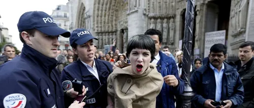 Mai multe tinere s-au reunit la Paris pentru a protesta față de mișcarea Femen