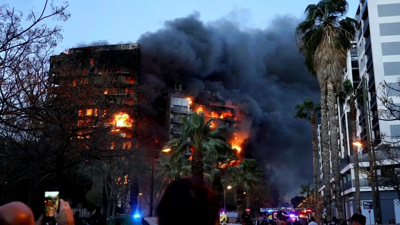 INCENDIU puternic în Valencia, la două blocuri de 14 și 10 etaje. Sunt 13 răniți, între care și pompieri, iar mai mulți locatari sunt blocați în case