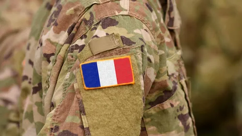 Peste 1.000 de militari din Franța au semnat un manifest prin care condamnă „antirasismul”. Cei îi cer președintelui Macron