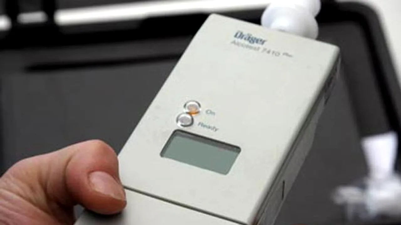 Doi polițiști din Huși, loviți cu mașina de un șofer beat care s-a enervat când au vrut să îl testeze. Reacția ministrului de Interne, Lucian Bode