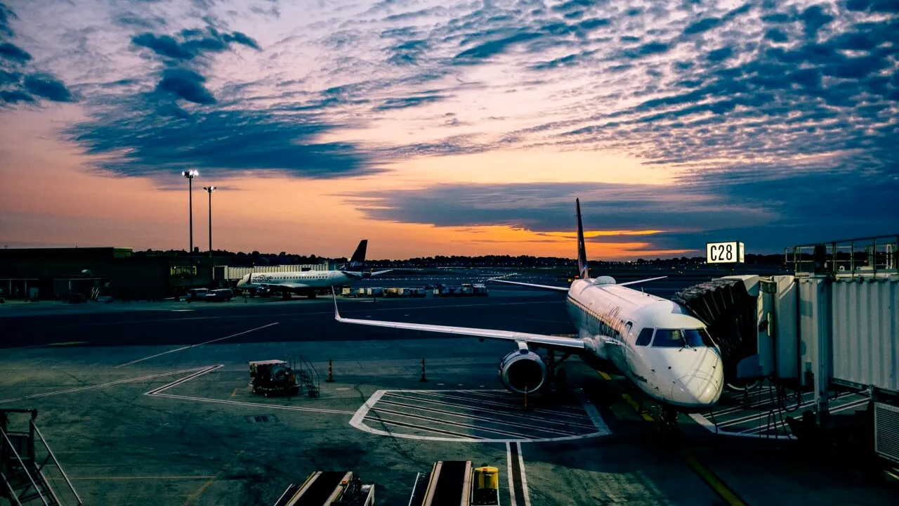 Aeroporturile din Europa se aglomerează din nou de sărbători. Recomandările autorităților și promoțiile companiilor pentru 2023