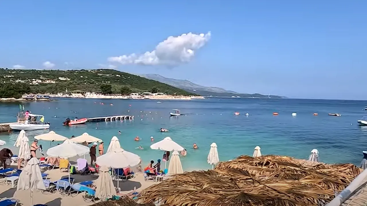 SATUL din Europa cu ape turcoaz ca-n Maldive. Prețurile sunt mai mici și poți ajunge din România cu mașina