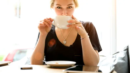 E bine sau nu să bem CAFEA dimineața? Un expert în nutriție atrage atenția, în special femeilor, cu privire la acest obicei dăunător pentru organism