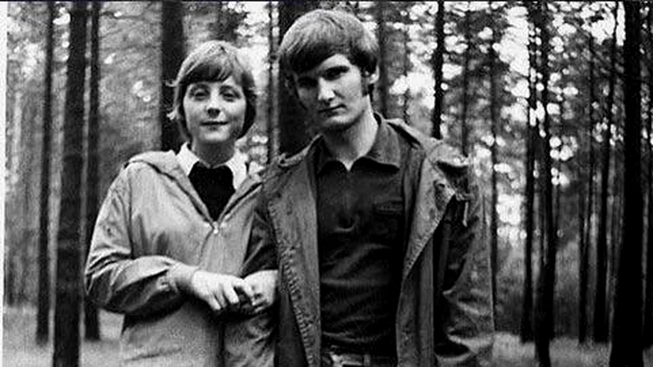 Tânăra din imagine este, astăzi, una dintre cele mai puternice femei din lume. O recunoști?