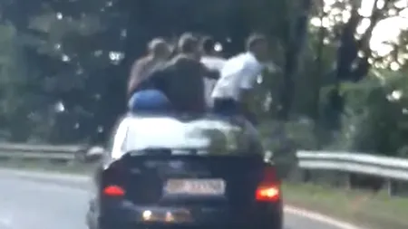 Teribilism pe Trasfăgărășan. Tineri filmați în timp ce urcă muntele pe capota unei mașini - VIDEO