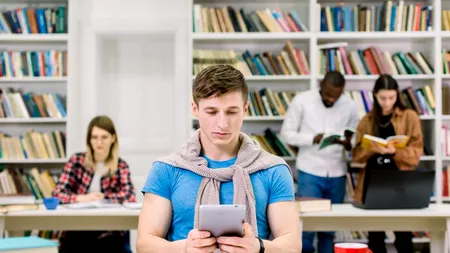 Elevii din anii terminali pot merge la școală și în scenariul roșu