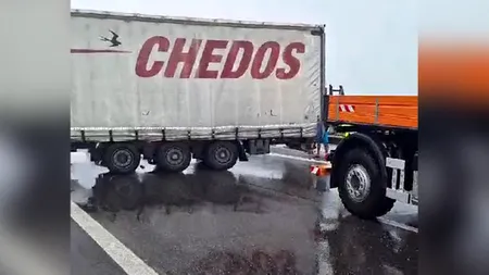 Coloană de 2 km pe A1 după ce un TIR s-a răsturnat la Căteasca