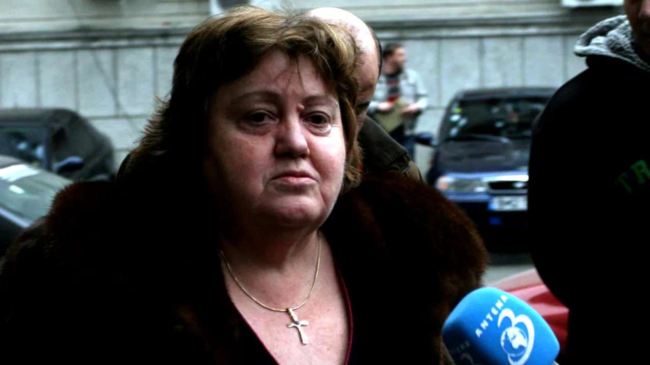 Irina Jianu, escorată de polițiști, în tren, până la Bacău, unde a fost încarcerată