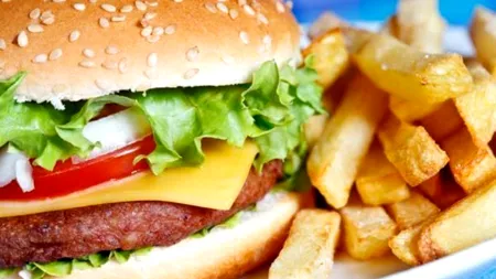 STUDIU. Tinerii familiarizați cu reclamele la FAST FOOD sunt predispuși la OBEZITATE