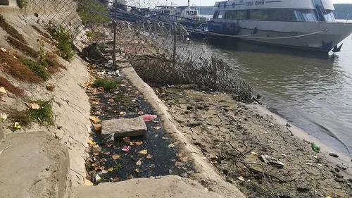 Miros îngrozitor pe Faleza Dunării din Galați. Autoritățile ACUZĂ restaurantele că deversează deșeurile în Dunăre