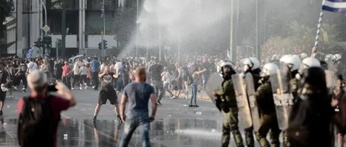Peste 1.500 de persoane protestează în Atena împotriva vaccinării. Poliția a folosit gaze lacrimogene și tunuri de apă pentru a dispersa mulțimea