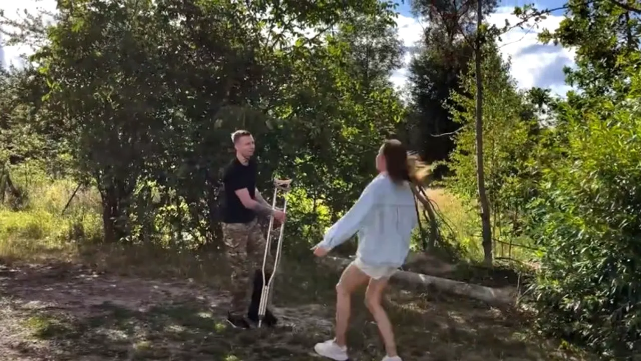 „Torturați cu ace înfipte în răni”. Ce s-a întâmplat cu luptătorul Tork, rănit grav la Azovstal, capturat de ruși, întors acum la iubita sa