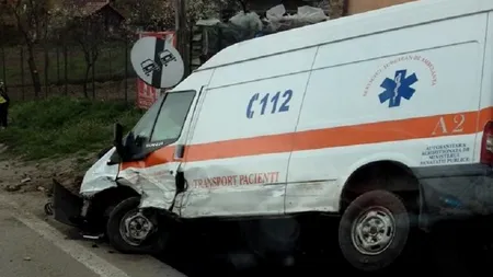 Accident grav pe DN7, în județul Vâlcea. O pacientă care se afla într-o salvare a murit