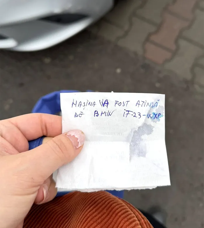 Ioana din București și-a găsit mașina lovită în parcarea Auchan Militari