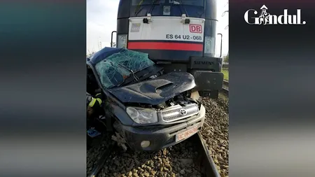 GÂNDUL LIVE. Accident grav la Bacău. Un bărbat a murit, iar doi copii au fost răniți, după ce mașina în care se aflau a fost lovită de o locomotivă | VIDEO