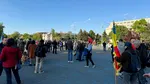 Mitingul pro-Bolojan a început în Capitală. Aproximativ 200 de persoane sunt în Piața Victoriei