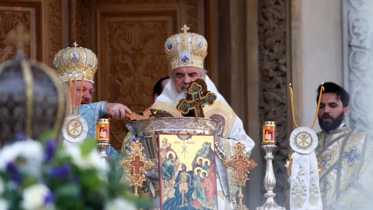 13.000 de sticle de apă sfințită vor fi oferite bucureștenilor de Bobotează. Programul anunțat de Patriarhia Română