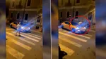 Un Porsche oprit în mijlocul străzii a devenit trecere de pietoni pentru o femeie. Momentul inedit a fost surprins de un trecător
