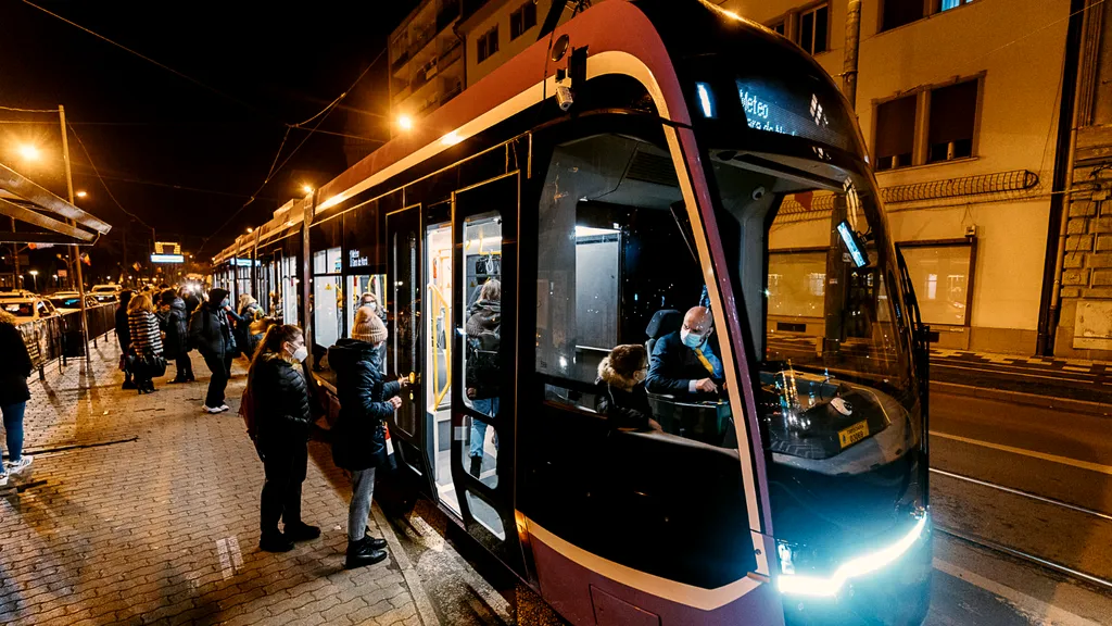 FOTO & VIDEO | Cum arată tramvaiele noi cu autonomie pe baterii care circulă din acest an în Timișoara