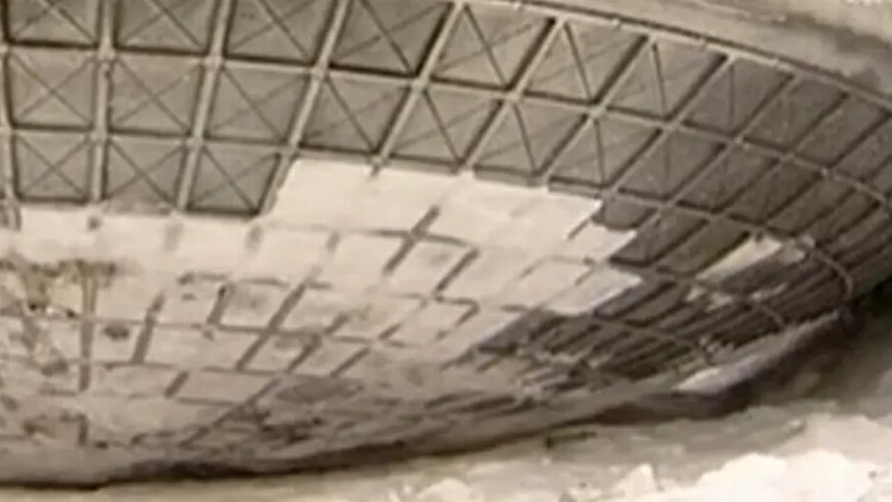 VIDEO: Obiectul misterios căzut în Siberia. Localnicii l-au adus dintr-o pădure și au cerut ajutor