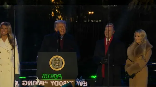 Sărbătoare la Casa Albă: Donald Trump și Prima Doamnă Melania aprind luminile bradului de Crăciun