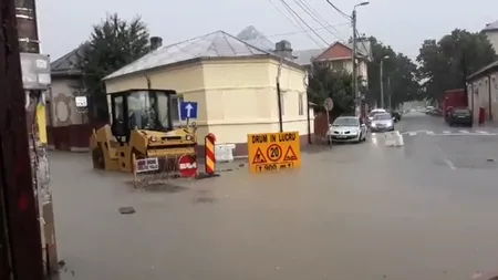 Furtună în Buzău. Pompierii, chemați să scoată o femeie blocată în mașină