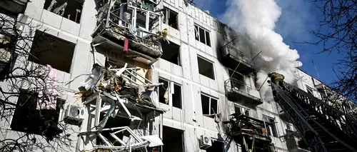 Imagini șocante: un bloc cu civili, distrus de bombardamente în Ucraina