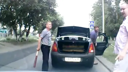 Cum își rezolvă rușii problemele din trafic. Scene cu topoare și bâte de baseball. VIDEO
